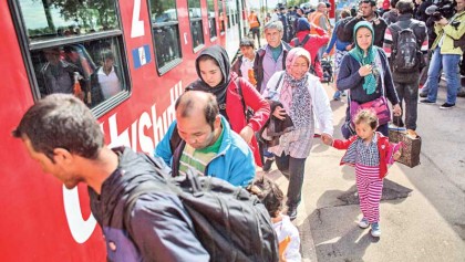 Refugees stream into 
Germany to cheers