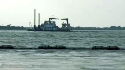 Port workers collecting illegal toll at Mongla channel