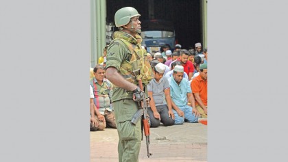 Muslims pray under military protection in Sri Lanka