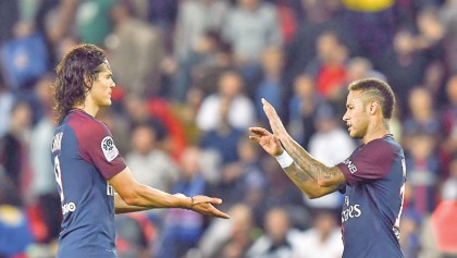 Cavani outshines Neymar as PSG win