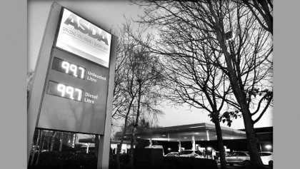 Oil collapses to 12-year low, but gold shines