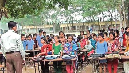 Oshakpur pry school students attend classes under open sky