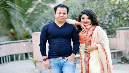 Ovi Moinuddin sings along with Sabrin 