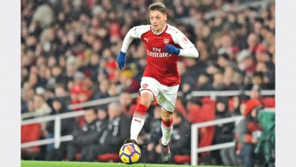 Ozil signs new 3-year deal with Arsenal