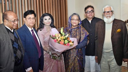 PM arrives in London