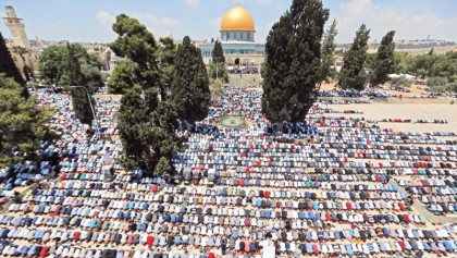 Palestinians pour into Jerusalem for Ramadan prayers