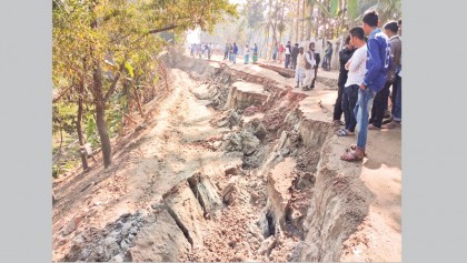 Panic in Kapasia as land subsides