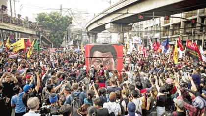 Thousands rally for and against Philippines’ Duterte