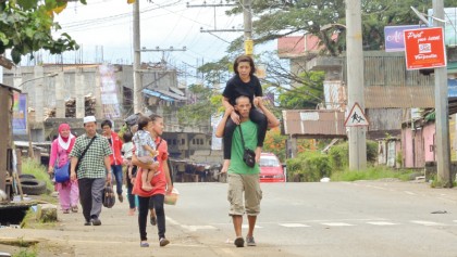 Philippines bombs Islamist militants in urban battle