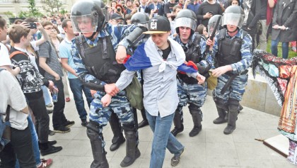 Putin foe Navalny pushes Kremlin bid despite legal problems