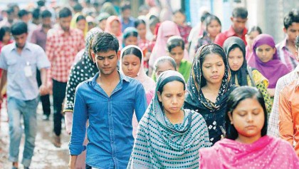 RMG workers block road demanding payment