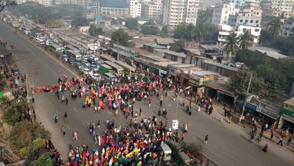 RMG workers block road demanding salary hike