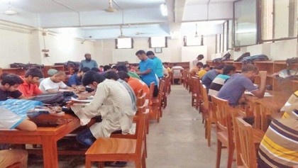 RU students suffer due to seat crisis in central library