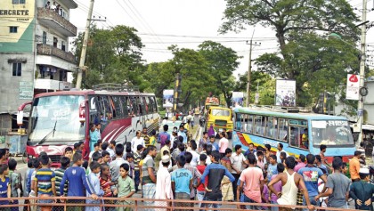 Truckers confine traffic sergeant; barriacde highways in Rajshahi 