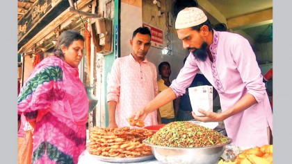 Rajshahi feasts on Iftar delicacies
