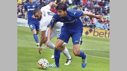 Real Madrid close gap in on leaders Barca