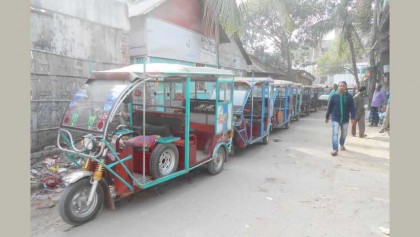 Unauthorised battery-run rickshaws 
rule Narayanganj roads