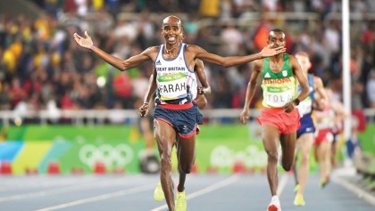 Mo Farah defies fall to retain 10,000m title