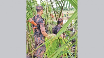 Myanmar forces ‘fire 
on fleeing Rohingyas’