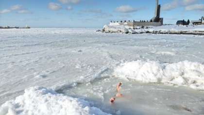 Russians dive into icy waters on Epiphany