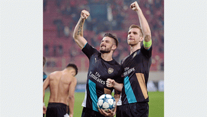 Arsenal, Chelsea through to last 16 
