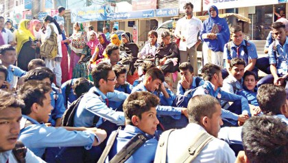 Candidates, guardians block road in Rangpur
