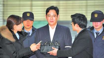 Samsung chief goes on trial for bribery