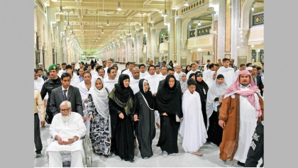 Hasina performs Umrah