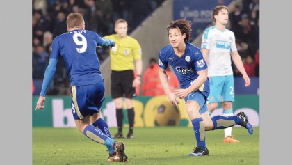 Okazaki stunner keeps Leicester on track 