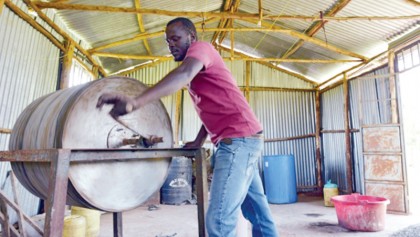 Smelly skins make for fishy fashion in Kenya