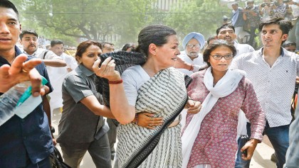 Sonia, Manmohan, Rahul detained, released