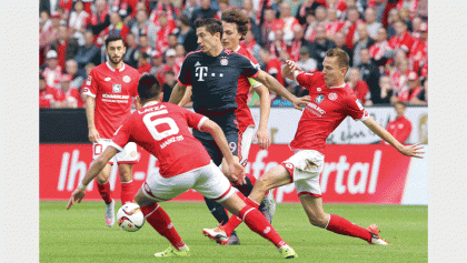 Lewandowski breaks 100-goal mark with Bayern brace 
