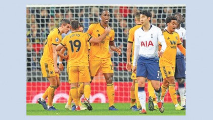 Spurs title hopes hit by Wolves defeat