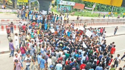 Students block highway
