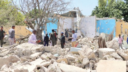 Suicide car bomber kills 3 in Somali 