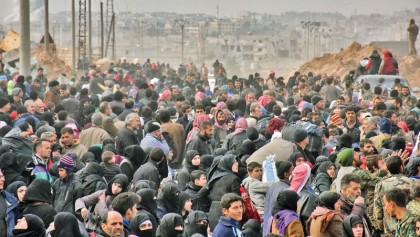 50,000 pour out of east Aleppo 
as Syria army advances