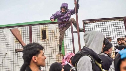 Thousands of Syrians brave cold, rain at Turkish border