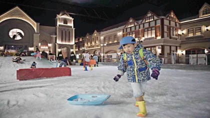 Energy-guzzling snow parks boom in sizzling Thailand