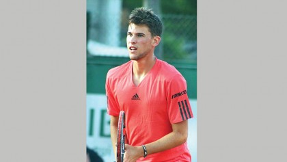 Thiem battles into 
second round 