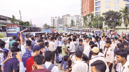 Tongi college students block road