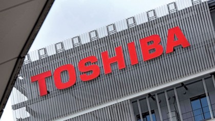 Toshiba shares plunge further after loss warning