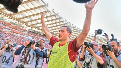 Totti confirms retirement
 to take Roma role