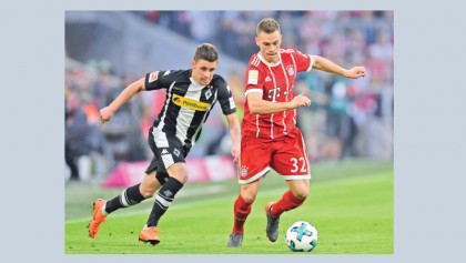 Treble-chasing Bayern thrash Gladbach