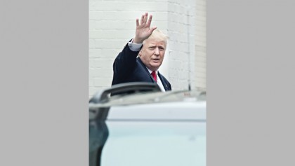 Protesters hurl rocks as Trump wins Washington primary