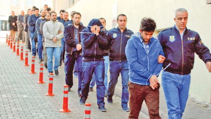 Turkey detains 1,000 in anti-Gulen crackdown