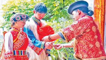 Naxi People: Groom let in after the matchmaker wins