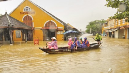 27 dead as Typhoon Damrey batters Vietnam