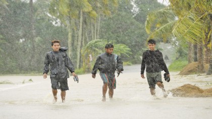 Thousands flee as Typhoon Koppu 
hits Philippines
