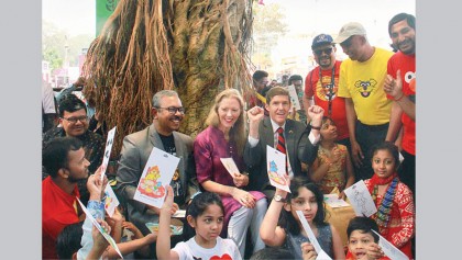 US envoy spends time with children at book fair