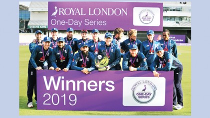 Woakes wraps up England rout of Pakistan